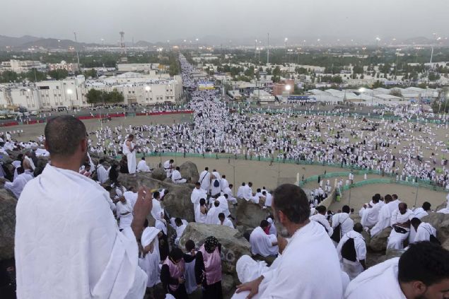 Vakfe duasnn ardndan artk hac olan Mslmanlar, Mzdelife'ye hareket edecekleri vakte kadar da ibadet ve dualarn srdrecek.     