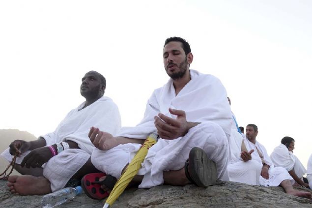 Kur'an- Kerim okunmasnn ardndan le ve ikindi namazlarn cem ederek klacak hac adaylar, Diyanet leri Bakan Ali Erba'n yapaca duayla vakfeye duracak. 