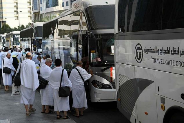 Yol boyunca 'Lebbeyk Allahmme lebbeyk, lebbeyke la erike leke lebbeyk (Buyur Allah'm emrindeyim, senin ein ve benzerin yoktur Allah'm)' telbiyeleri ile kafileler halinde Arafat'a ulatrlan hac adaylar adrlarna geti. 