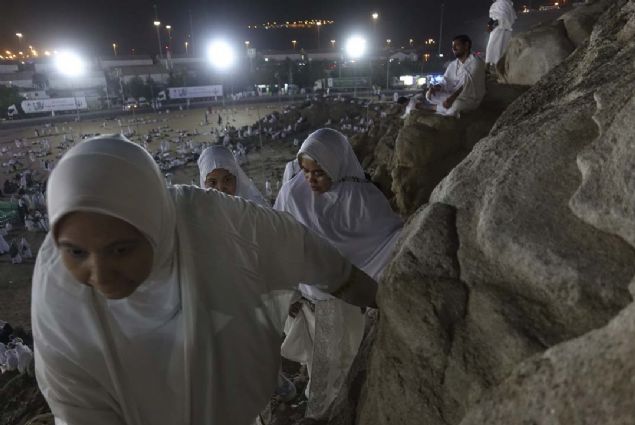 te yandan Trkiye'den gelen hac adaylar, Fetva ve rat Ekibi'nin Arafat iin zel hazrlad irat programn takip ediyor.  