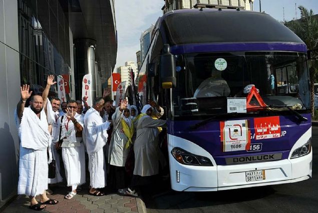 Konakladklar otellerde ihrama giren hac adaylar, servislerle yaklak 25 kilometre uzaklktaki Arafat blgesine getirildi. 