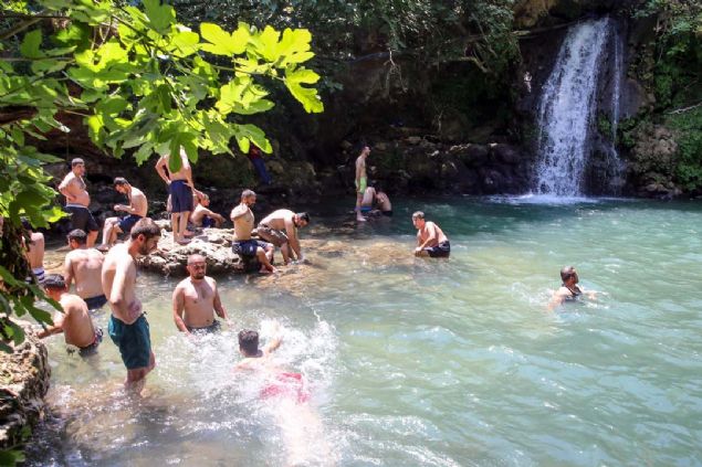 Scakln 40 dereceyi at ilede ku sesleri eliinde elalenin manzarasn izleyenler bir yandan da biriken glette serinliyor.      
