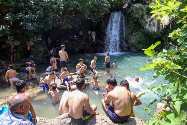 - 'Kbrs'ta burann gzelliini anlatyorum'  <br><br>  Hasan Kurtay ise Kuzey Kbrs Trk Cumhuriyeti'nde niversite rencisi olduunu, yaz tatillerinde geldii memleketinde serinlemek iin arkadalaryla urs Vadisi'ni tercih ettiklerini belirtti.    