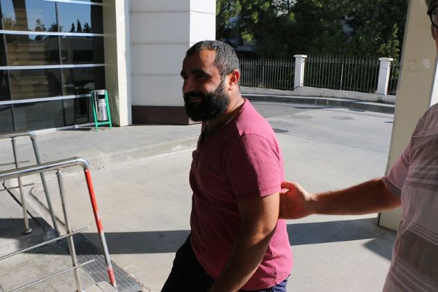 Baz acemi kasaplar ise ellerindeki yaralar gizlemeye alt.    