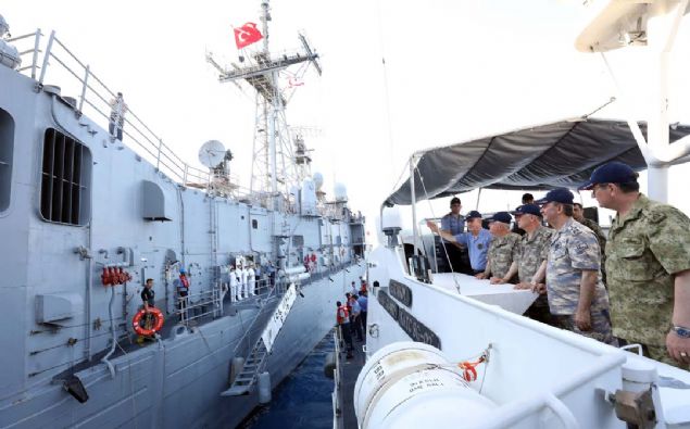 Deniz Kuvvetleri Komutanl���n�n Do�u Akdeniz ve Ege'deki faaliyetlerine ili�kin brifing alan, talimatlar veren Akar,  