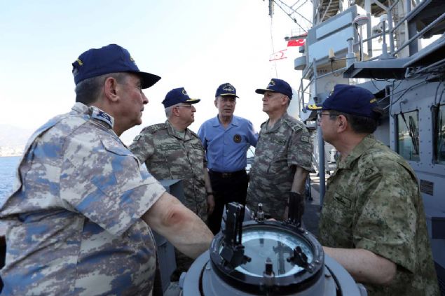 Milli Savunma Bakan� Hulusi Akar ve T�rk Silahl� Kuvvetlerinin (TSK) komuta kademesi, Yavuz sondaj gemisine refakat eden TCG Gemlik f�rkateynine helikopterle indi.  