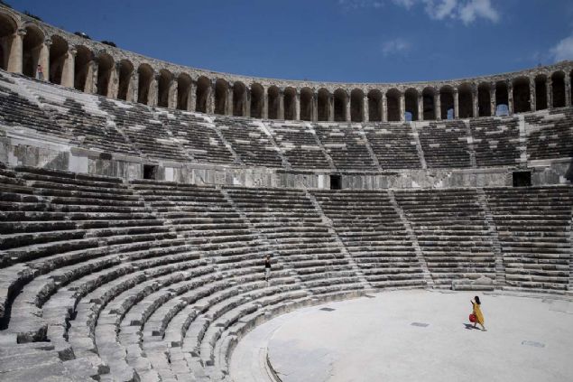 'Valili�imiz 2019'u Aspendos Y�l� ilan etti. Her y�l il�emize 1,5 milyon, Antalya'ya ise 15 milyon turist geliyor. Bu turistlerin hepsinin Aspendos'u g�rmesini istiyoruz.   <br><br>  Bu destinasyonu daha tan�n�r, daha bilinir hale getirmek istiyoruz.' dedi.  