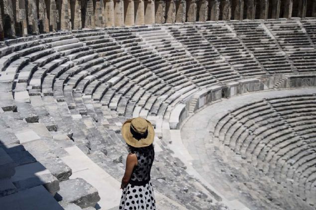 - '�ok g�rkemli, ihti�aml� bir yap�'  <br><br>  Tiyatroyu gezen ziyaret�ilerden Erdal �i�ek, ailesiyle Diyarbak�r'dan geldiklerini, Antalya'n�n tarihi ve turistik yerlerini gezdiklerini s�yledi.  