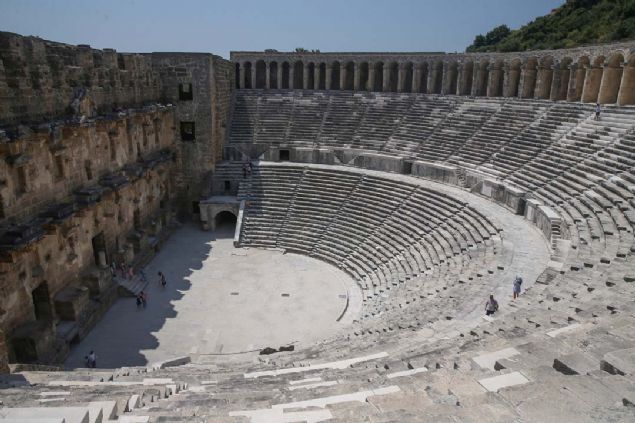 Y�l�n yedi ayl�k d�neminde, ge�en senenin ayn� d�nemine g�re y�zde 16'l�k art��la 193 �lkeden 8 milyonun �zerinde turist a��rlayan Antalya'da, turistlerin en u�rak adresleri aras�nda Serik il�esindeki Aspendos Antik Tiyatrosu ve �ren yeri de bulunuyor.    