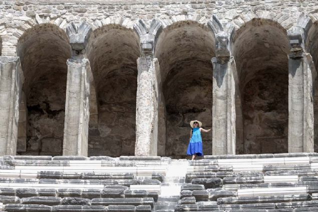 �lk defa g�rd��� Aspendos'u �ok be�endi�ini belirten �i�ek, '�ok g�rkemli, ihti�aml� bir yap�. Seslendi�inizde bile akustik �zelli�ini fark ediyorsunuz.   <br><br>  Burada insan adeta b�y�leniyor. Bu tarihi g�zelliklerin �lkemizde olmas� ayr�ca bir gurur kayna��.' dedi.  