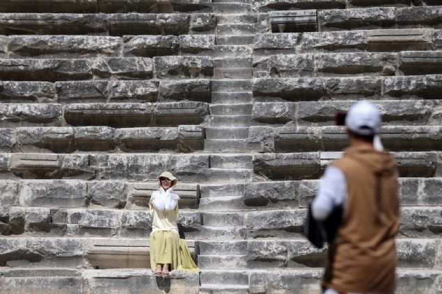 Antalya-Manavgat yolundan ayr�lan asfalt bir yolla ula��lan Aspendos, Serik il�esinin 8 kilometre do�usunda bulunuyor.    