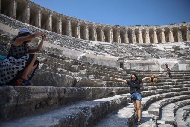 Anadolu'daki Roma tiyatrolar�n�n sahnesiyle g�n�m�ze ula�abilen en eski ve sa�lam bir �rne�i olan tiyatronun en g�z al�c� yeri sahne binas�n�n iki katl� olan i� cephesidir.  