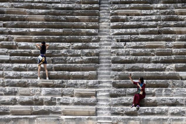 Tamamen mermerle kapl� olan cephe 40 s�tunlu zengin bir bezeme ve bunlar�n arkas�nda heykellerin bulundu�u ni�lerden olu�uyor.      