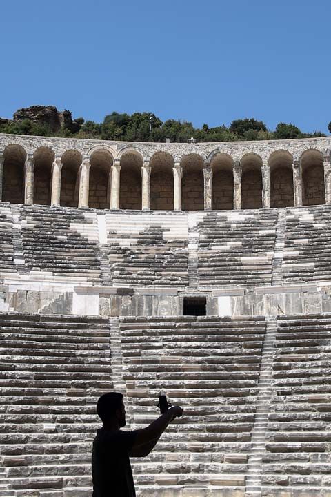 Antik kentte m�hendislik harikas� olarak g�sterilen tarihi su kemeri de yer al�yor.    