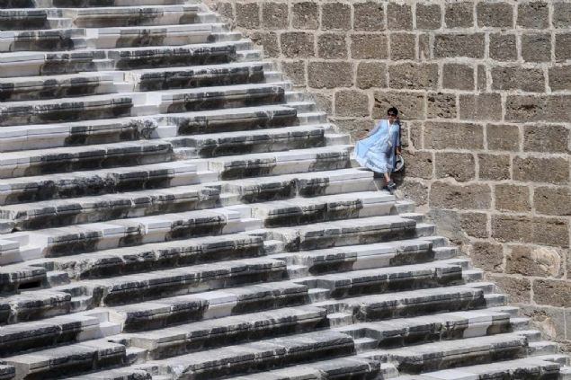 Antik kentin giri�inde bulunan ve milattan sonra 160-180 y�llar�nda Romal� iki karde� taraf�ndan yapt�r�larak �ehre hediye edilen Aspendos Antik Tiyatrosu ise i�levsel a��dan en iyi tasarlanm�� ve eksiksiz Roma tiyatrosu �rnekleri aras�nda g�steriliyor.  