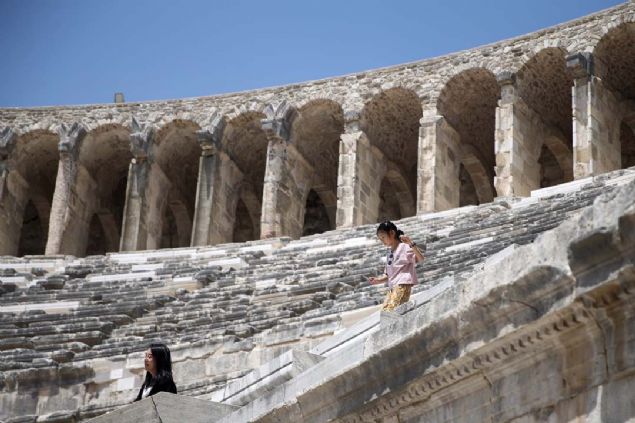 Ziyaret�ilerden Halil Hoda ise ilk defa geldi�i Aspendos'u g�rmekten keyif ald���n� belirterek, 'Genelde yabanc� turist �ok fazla. Gayet g�zel bir mimari yap�s� var. �ok eski olmas�na ra�men nas�l yap�ld���n� bilen yok.' ifadelerini kulland�.   