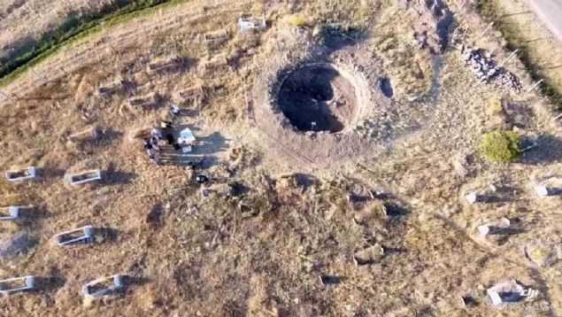 Anadolu Seluklu Devleti'ne Sultanlk etmi 2. Alaaddin Keykubat ve yine Orta a dnyasnn en gl kadn karakterlerinden olan Grc Hatun Tamara'nn kmbeti olabilecek bir alandaki kaz almalarn 10 gn boyunca srdrerek tamamladklarn anlatan Gen,  