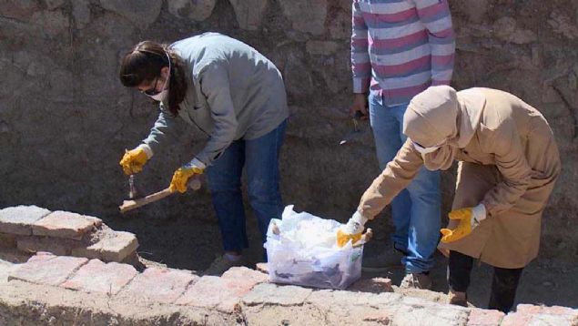 leye bal Ovaky mahallesindeki tarihi kmbetin defineciler tarafndan i makinesiyle tahrip edildiini gren vatandalar, durumu jandarma ekiplerine bildirdi.          