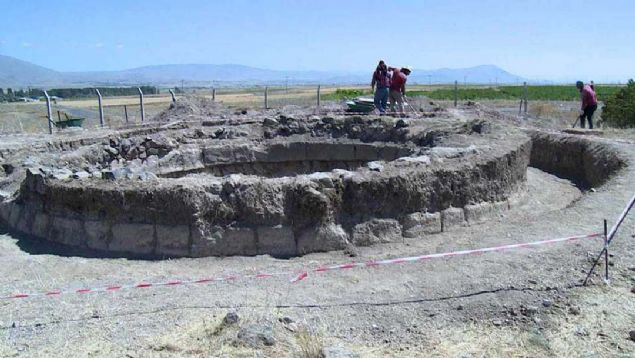 Konunun l Kltr ve Turizm Mdrl ile l Mze Mdrl yetkililerine bildirilmesi zerine blgede kaz almas balatld.          