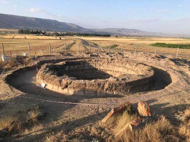 - SANDUKALARIN BRNDE 'SULTAN ALAADDN' YAZISI TESPT EDLD  <br><br>  Ekiplerin ayrntl almasnda, sandukalarn birinde 'Sultan Alaaddin' yazs olduu belirlendi. Kazdan kan 8 mezardan birinin Seluklu Sultan 2. Alaaddin Keykubat'a ait olabilecei belirtildi.      