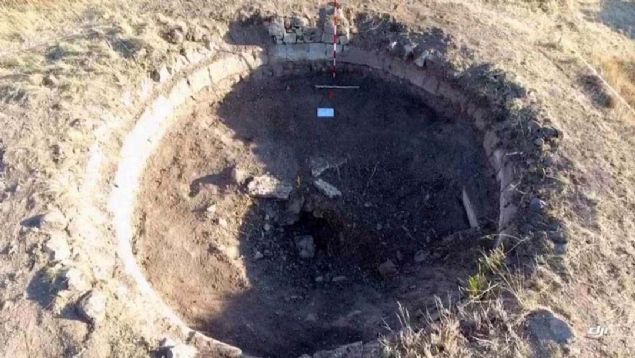 Arslan, kaz sonucunda kmbetin cenazelik katna ulaarak mezar odalarndan kemik ve di rneklerini topladklarn belirterek, ayrca hafriyat ierisinde kalan ta sandukalar da gn yzne kardklarn dile getirdi.   