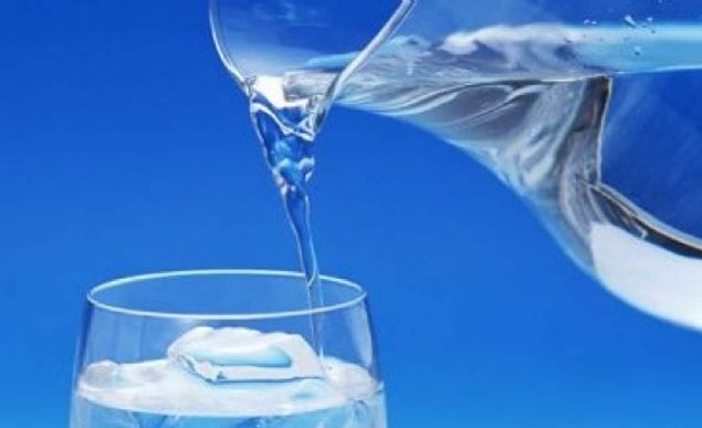 Susama hissi, koyu renk idrar; su tketiminizin yetersiz olduunun ve vcudunuzun dehidrate olmaya baladnn yani fonksiyonlarn dzgn yerine getirmesi iin gerekli olan su miktarnn bulunmadnn gstergesidir.   <br><br>  Dolaysyla susama hissi olumadan su iilmi olmaldr. zellikle yalandka vcudun dehidratasyonu alglama kapasitesi azalr ve beyne daha az uyar gnderir bylece susama istei de ok ge oluur.        