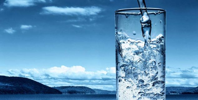 Her eyin olduu gibi su imenin de fazlas zararl olabilir. Ar su iilmesi durumunda vcutta youn bir elektrolit kayb meydana gelir.   <br><br>  Bu ise hcre ii ve d svlarn dengesini bozarak ciddi salk sorunlarna yol aar.  <br><br>  Ar terleme durumlarnda ise su imek bir noktadan sonra kaybedilen mineralleri zellikle de sodyumu tamamlamaya yetmez. Fazla sodyum kaybetmek hayat tehdit eden bir durum olan hiponatremiye sebep olur.    