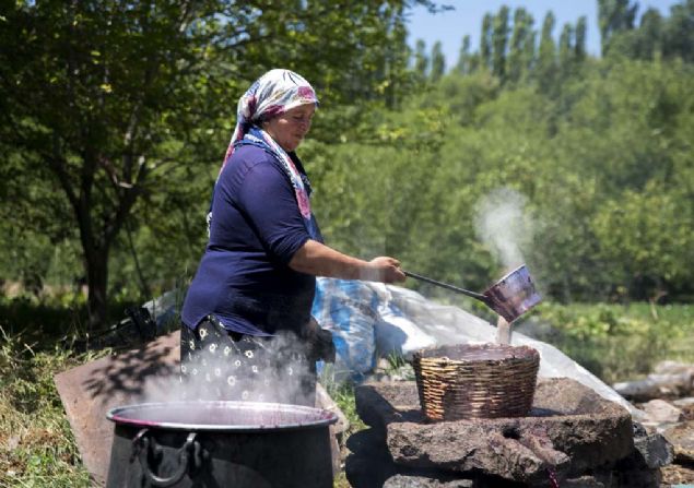 Atete kaynatlan karadut, aa dallarndan rlm ve 'elek' ad verilen sepetlerden szlerek ras alnyor.  