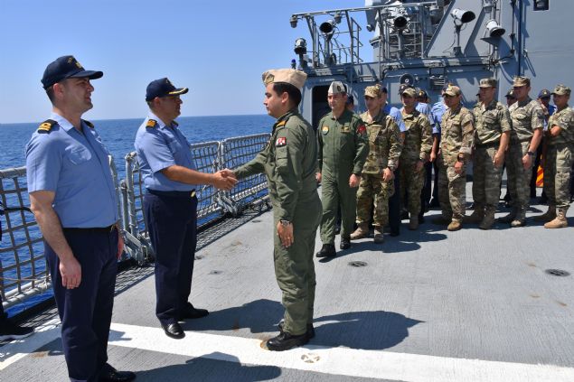 Kurban Bayram'nn birinci gnnde Dou Akdeniz'de greve devam eden Fatih Sondaj Gemisi'ne refakat eden TCG Salihreis'te grevli personel bayramlat.   