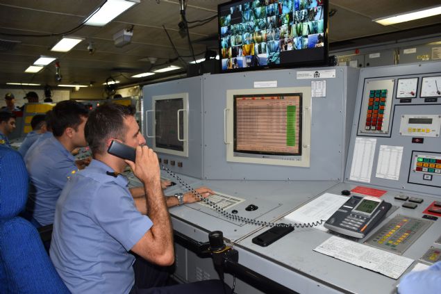 'EHTLERMZ VE GAZLERMZ MNNETLE ANIYORUZ'  <br><br>  Frkateynin helikopter platformunda bahriye rf ve adetlerine uygun olarak uu blm personeli, SAT timi ve AHT personeli, gemi komutannn tabura hitaben yapt bayram tebrigatn dinledi.   