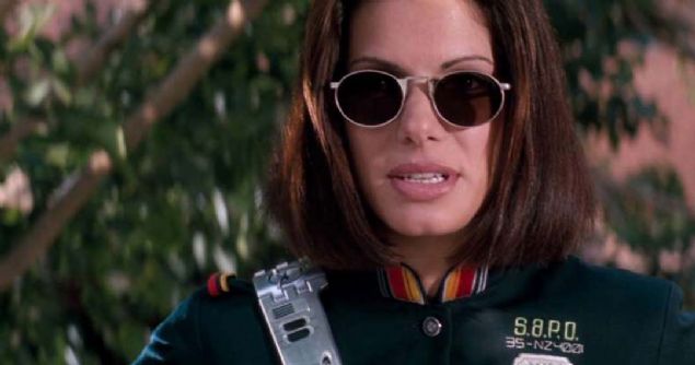 Sandra Bullock - Demolition Man  <br><br>  Sandra Bullock'u yldz oyuncu yapan film Demolition Man balarda Huxley rol iin Lori Petty'yi semiti.  <br><br>  Ancak oyuncu ile hibir ey yolunda gitmedi. Petty, roln hi sevmedi ve bunu yapmcya anlatmt. Petty de tpk Hopper gibi yaratc farkllklar nedeniyle filmden ayrld.   <br><br>  Bullock'un ise evresi geniti ve birok yapmc rol iin onu tavsiye etmiti.     