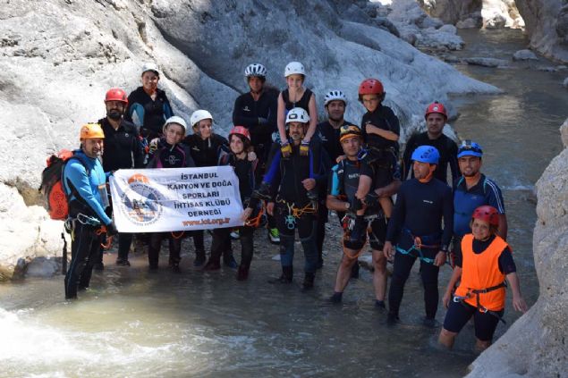 Aralarnda kadn ve ocuklarn da bulunduu 21 kiiyle Harmankaya Kanyonu Tabiat Park'n ziyaret eden stanbul Kanyon ve Doa Sporlar htisas Kulb yeleri, 4 saatlik yolcuun ardndan kanyonu gemeyi baard.   