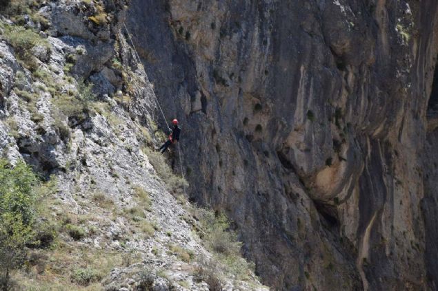 ok farkl ya kategorilerinden ve meslekten insan bir araya getirdiklerini anlatan Yaln, 'Biz, her hafta sonu bir kanyon geii yapyoruz.  <br><br>  Bu hafta da Harmankaya'y tercih ettik. Harmankaya Kanyonu, doa sporlar eitimi iin elverili sulu bir kanyon.' dedi.   