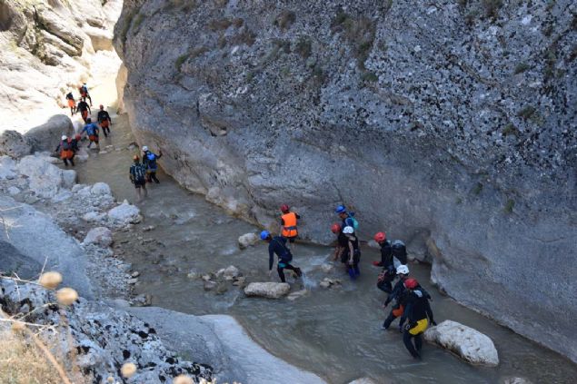 - 'Harmankaya Kanyonu'nu grmek lazm'  <br><br>  Harmankaya Kanyonu'nu gemek iin stanbul'dan gelen mimar Asiye Ayvaz ise yaklak iki yldr 'canyoning' sporuyla uratna deinerek, 'Harmankaya, daha ok acemilerle birlikte bir araya geldiimiz kanyondur.   <br><br>  Harmankaya Kanyonu'nu grdnz zaman anlatamyorsunuz sadece fotoraflarla ifade edebiliyorsunuz, bunun iin buray grmek lazm.' diye konutu. 