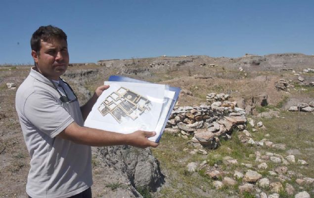 'Burada avluya bakan, d taraflarnda savunma nitelii olan birbirine bitiik yaplardan bahsedebiliriz.  <br><br>  Bu yaplar, kamusal yaplar da ieriyor. Dolaysyla biz buray, 'Yukar ehir' olarak adlandryoruz.  <br><br>  Aa ksmda ise daha ok konut yaplar bulunuyor. Bu da aslnda, sosyal organizasyonun, snflamann ve bir ynetici snfn burada var olduunu gsteriyor...        