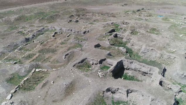 'Alann geri kalan ksmnda ise daha ok, bizim kp mezar dediimiz mlek mezarlar ortaya karld.   <br><br>  Mezarln bu kesimi daha ok, kadnlarn ve ocuklarn olduu, biraz daha mezarlk alannn etrafndaymz gibi grnyor.   <br><br>  Mezarln tam olarak merkezini kazmadk. ocuk gmlerinde ve dier gmlerde l hediyelerine de rastladk. Bunlarla ilgili almalarmz devam ediyor...      