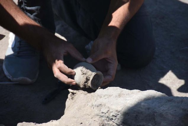 Yine alann kuzey ksmnda, hemen aasnda 2-4 yalarnda bir bebee rastladk. Yine yannda hediyesiyle ve kaplaryla birlikte. zellikle gml pozisyonlarnda, bizim anne karnndaki fets pozisyonu gryoruz.'       