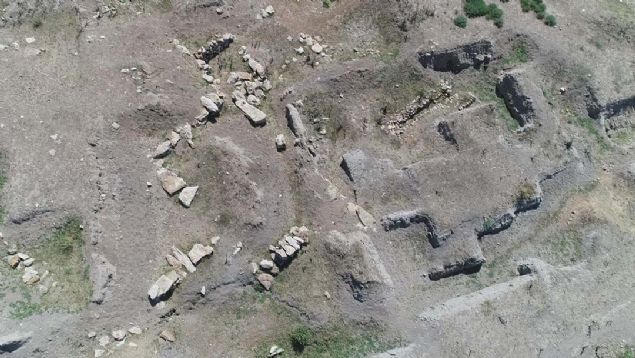 Seyitgazi ilesine bal Yenikent Mahallesinde Klloba kaz almalar, Kltr ve Turizm Bakanl Kltr Varlklar ve Mzeler Genel Mdrl'nn izniyle 1996 ylnda balad.   <br><br>  Aradan geen zaman ierisinde kaz alannda ilk tun ann kltrel zelliklerini ortaya karan objelerin yan sra hayvan kemikleri ve yerleim yerleri tespit edildi.   <br><br>  Kazlarda milattan nce 3 bin ylna uzanan ta sanduka ve mlek mezar olmak zere toplam 20 mezar alan belirlendi.        