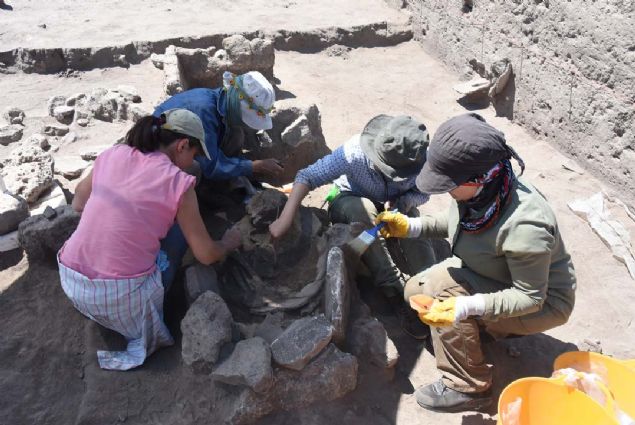 Hacettepe niversitesi Antropoloji Blm retim yeleri bizlerle birlikte alyor. Yine ortaya kardmz iskeletlerden biri, mlek mezar ierisinde.   <br><br>  Aslnda bir ta sandukann iine oturtulmu. zerini atktan sonra ierisinde 13-14 yalarnda bir ocua ait kemiklere rastladk...      