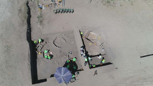 ehirlemeyle birlikte artk snflar ortaya kmaya balyor. Bu snflarn bir organizasyonu var. Burada biz zellikle yneticilere ait baz yaplar ortaya kardk.   <br><br>  Bunlardan bir tanesi, 31 metre uzunluunda ve 24 metre geniliinde ynetici yaps. O dnem iin olduka byk ve antsal bir yap.'       