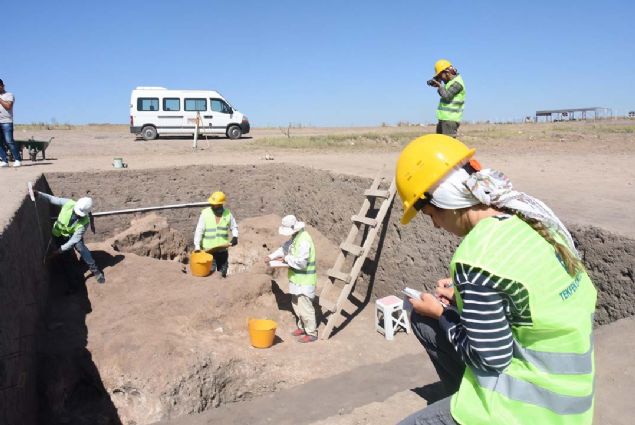Kaz alannda bulunan 2 insan iskeletinin ardndan mlek mezar ierisinde 2-4 yalarnda ve 13-14 yalarnda iki iskelet daha bulduklarn kaydeden Do. Dr. Murat Trkteki, yle konutu:      