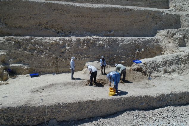 Zeugma'nn hem askeri hem jeopolitik hem de ticari anlamda civardaki medeniyetleri besleyip, nemli katklar sunmu bir dnya miras olduunu anlatan Grkay, Zeugma Antik Kenti'nin 2000 ylnda tamamlanan Birecik Baraj'yla birlikte yaplan kurtarma kazlaryla dnya gndemine oturduunu, kendilerinin de kurtarma kazlarnn ardndan 2005'ten bu yana Bakanlar Kurulu kararyla kazlar srdrdklerini belirtti. 