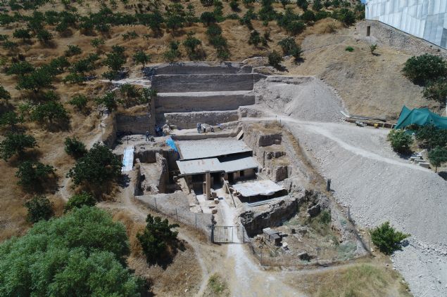 Kaz Bakan ve Ankara niversitesi Dil ve Tarih, Corafya Fakltesi Klasik Arkeoloji Anabilim Dal retim yesi Prof. Dr. Kutalm Grkay, AA muhabirine yapt aklamada, antik dnyann en nemli corafyalarndan biri olan Mezopotamya'nn gei noktasnda yer alan Zeugma'nn, antik dnemin en stratejik kentlerinden biri olduunu syledi. 