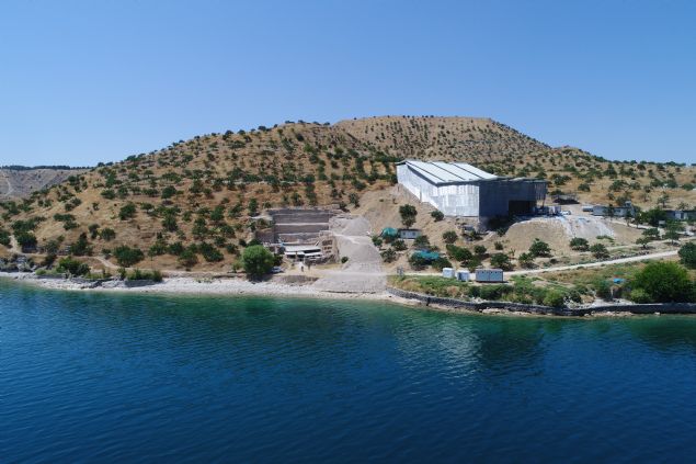 Yaklak 12 yllk youn emein sonucunda 11 metrelik bir dolgu toprann kaldrlmas sonucu ortaya karlan Muzalar Evi, ziyaretilerini adeta yzlerce yl geriye gtrerek, bir Romalnn ev ortamn grme ans sunacak. 