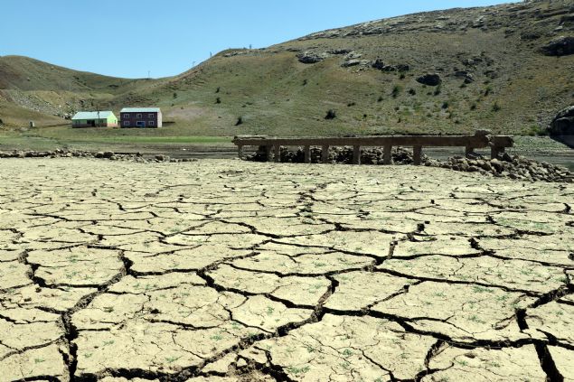 Baraj sular ekildi, mazi gn yzne kt 