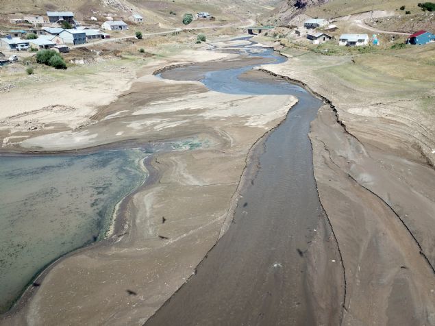 G eden ku trlerinin de konaklama yeri olan baraj gl, manzarasyla gz kamatryor.   