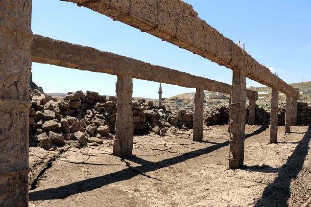 nceki yllarda sadece minaresi su zerinde kalan kyn eski sakinleri ise uzun zaman sonra salk oca, kpr, ev, ahr ve tandr evlerini de grme imkan buldu.     
