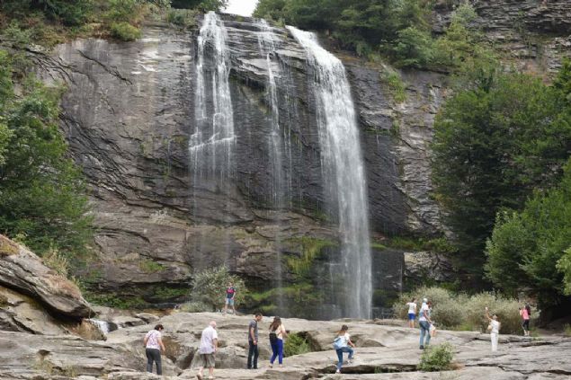 Mustafakemalpaa ilesine 17 kilometre uzaklktaki Suutu elalesini her gn binlerce turist ziyaret ediyor.   <br><br>  zellikle yaz mevsiminde Suudi Arabistan, Dubai, Kuveyt, Katar ve Krfez lkelerinden gelenler Suutu'daki doal gzellie hayran kalyorlar.  <br><br>  Arap turistler hem selfie ekiyor, hem de burada buz gibi da suyundan ierek serinliyorlar.   