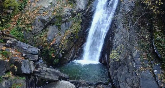 Mustafakemalpaa Belediyesi ve Milli Parklar'n desteiyle evre dzenlemesi yaplan Suutu elalesi ve tabiat park muhteem gzelliiyle izleyenleri bylyor.  <br><br>  Fay hattnn kmesiyle oluan ve 38 metreden dklen elale yaz mevsiminde bile buz gibi suyu ile Arap turistlerin en fazla ziyaret ettii mekanlarn banda geliyor.   