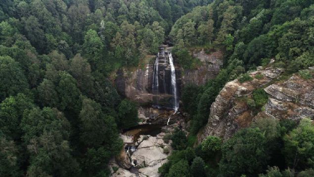 Bodur ardlar arasndan alalarak am ormanna doru ilerleyen patika 850 metre sonra Krkpnar dereye iniyor.  